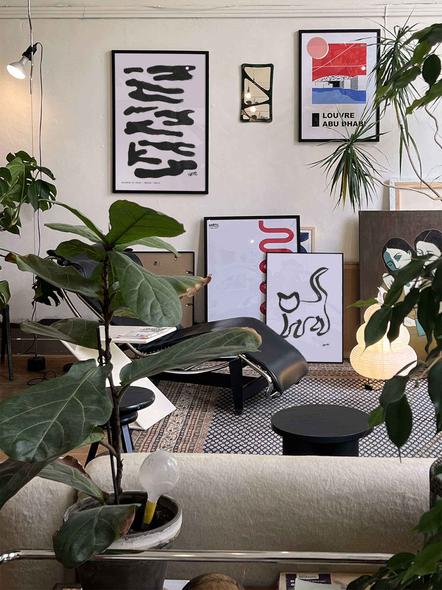 Affiche Reflets noirs de Haritz accrochée au mur dans un intérieur parisien végétal et artistique.