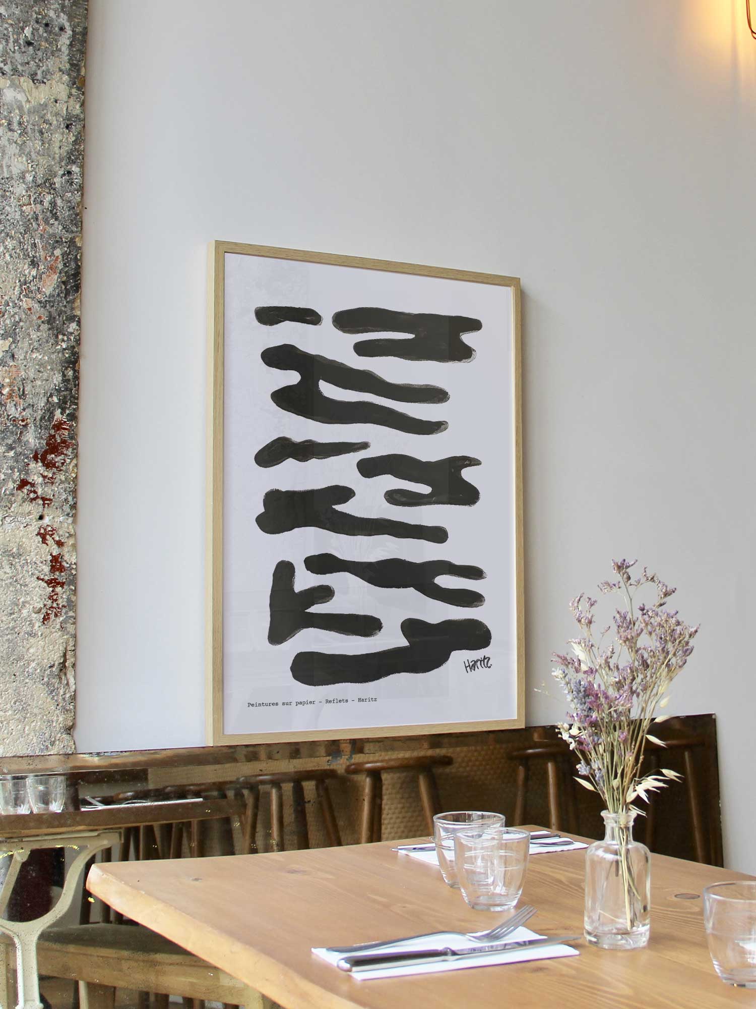 Affiche Reflets noirs de Haritz encadrée dans un restaurant bistrot parisien au style minimaliste et branché.