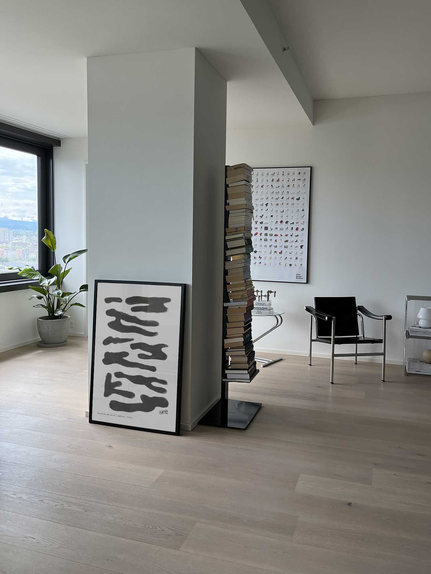 Affiche Reflets noirs de Haritz posée au sol dans un salon moderne et lumineux.