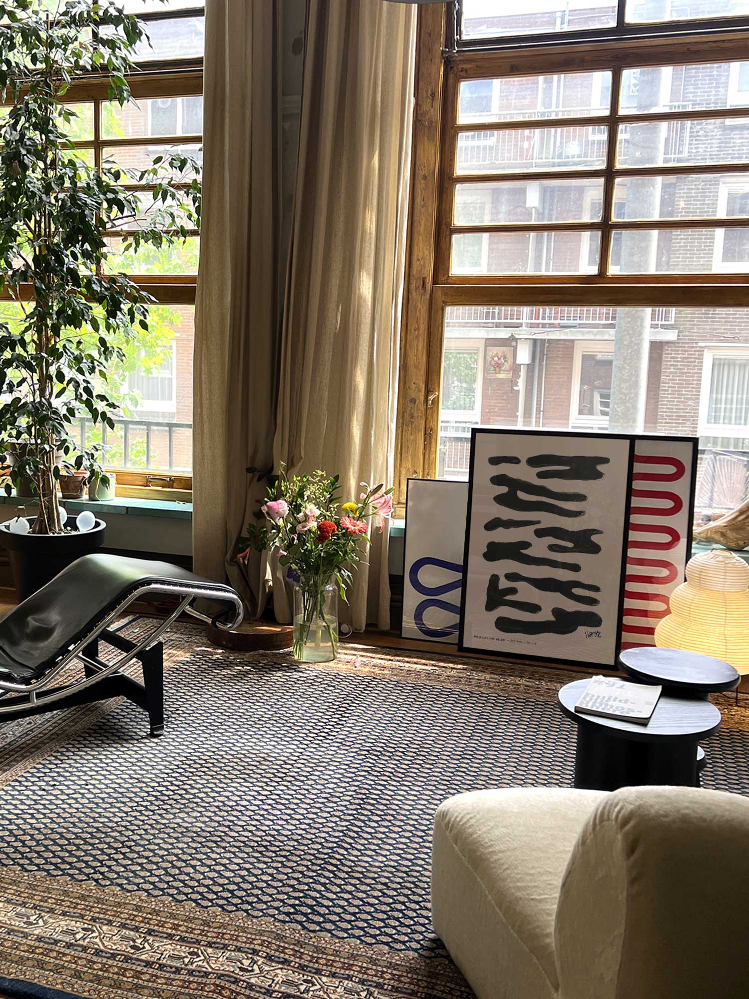 Affiche Reflets noirs de Haritz dans un salon avec grandes fenêtres et mobilier design.