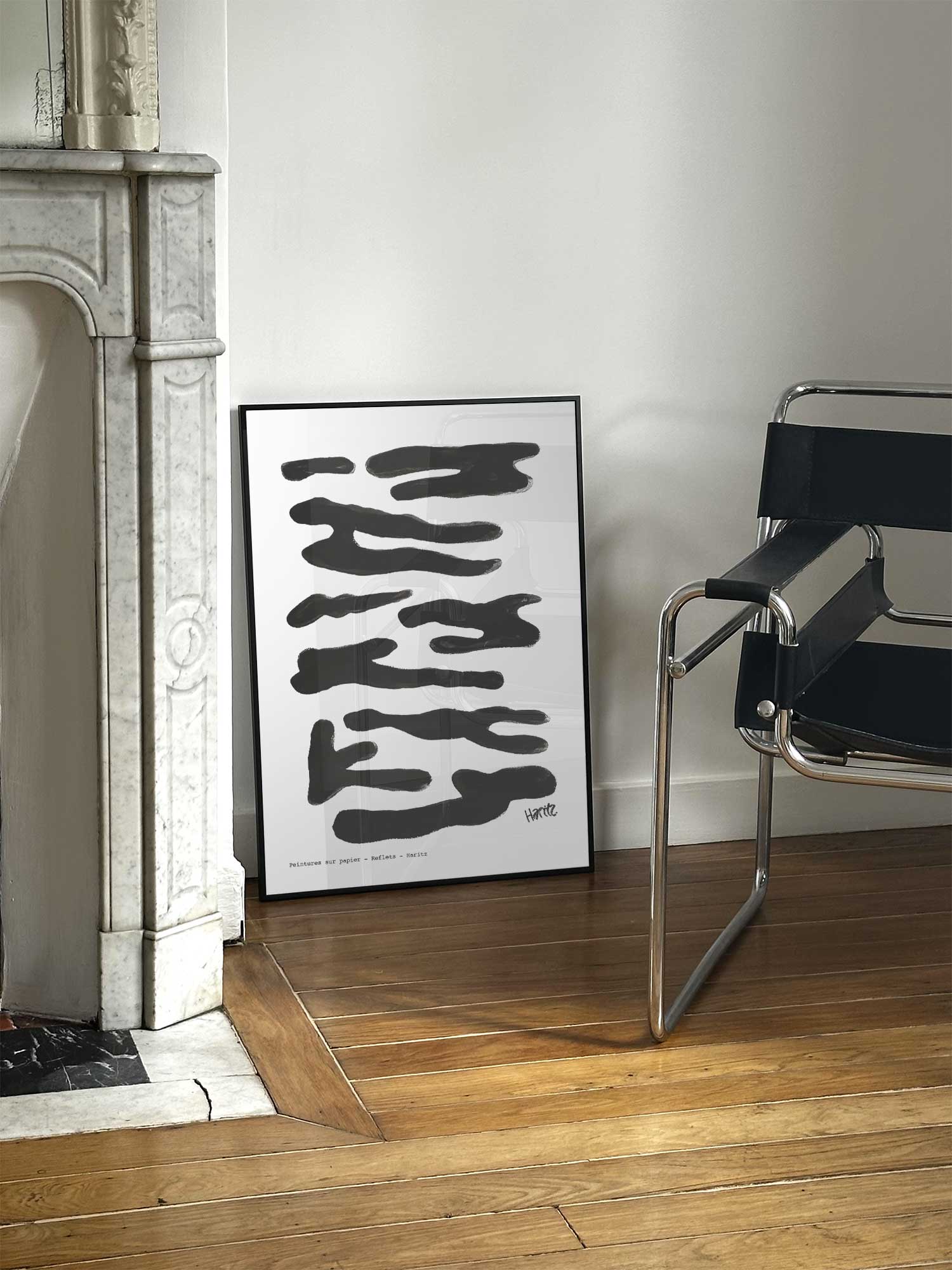 Affiche Reflets noirs de Haritz posée près d'une cheminée en marbre avec chaise design dans un salon d'appartement parisien.