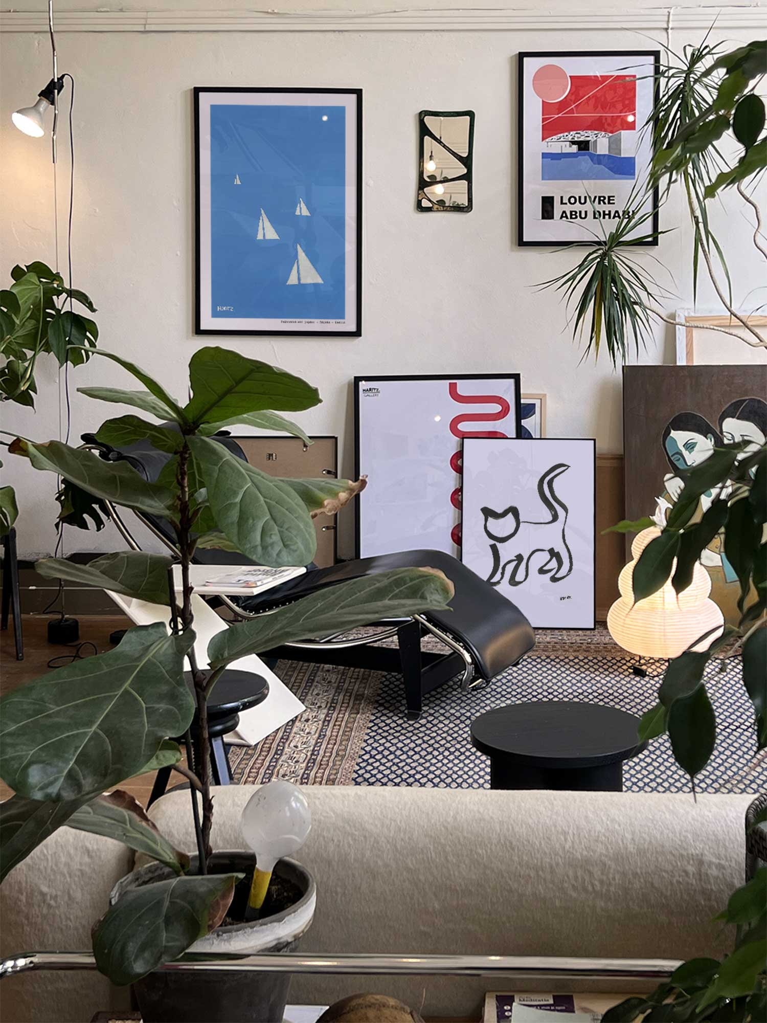 Affiche Régate de Haritz accrochée au mur dans un intérieur parisien végétal et artistique.