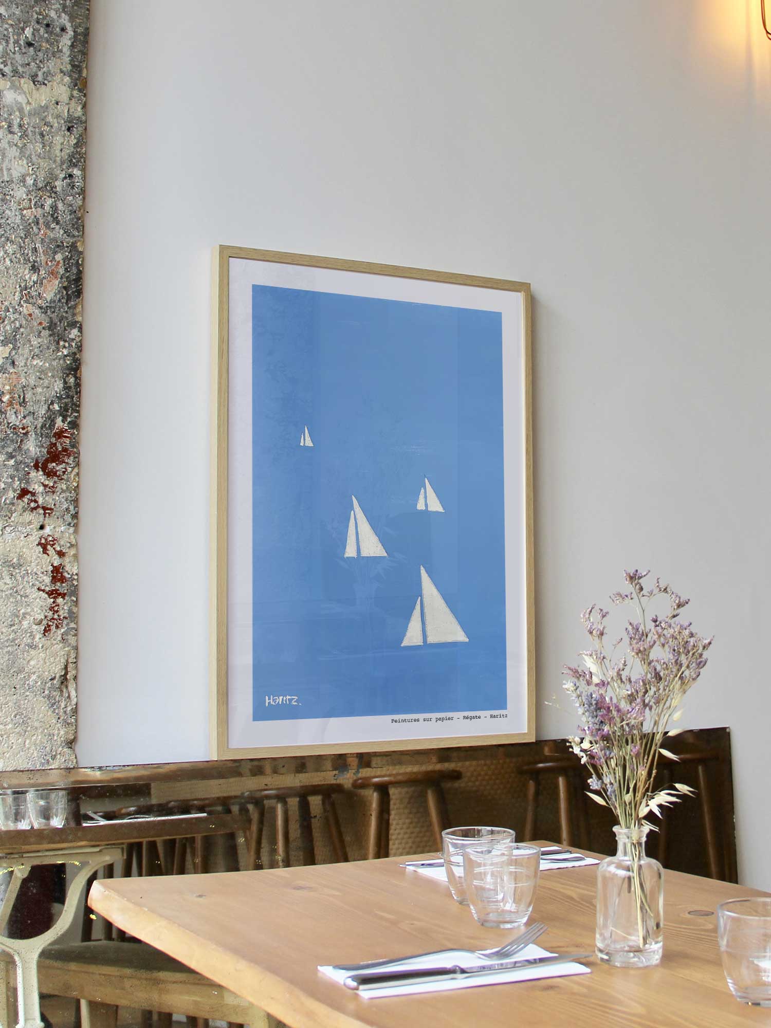 Affiche Régate de Haritz encadrée dans un restaurant bistrot parisien au style minimaliste et branché.