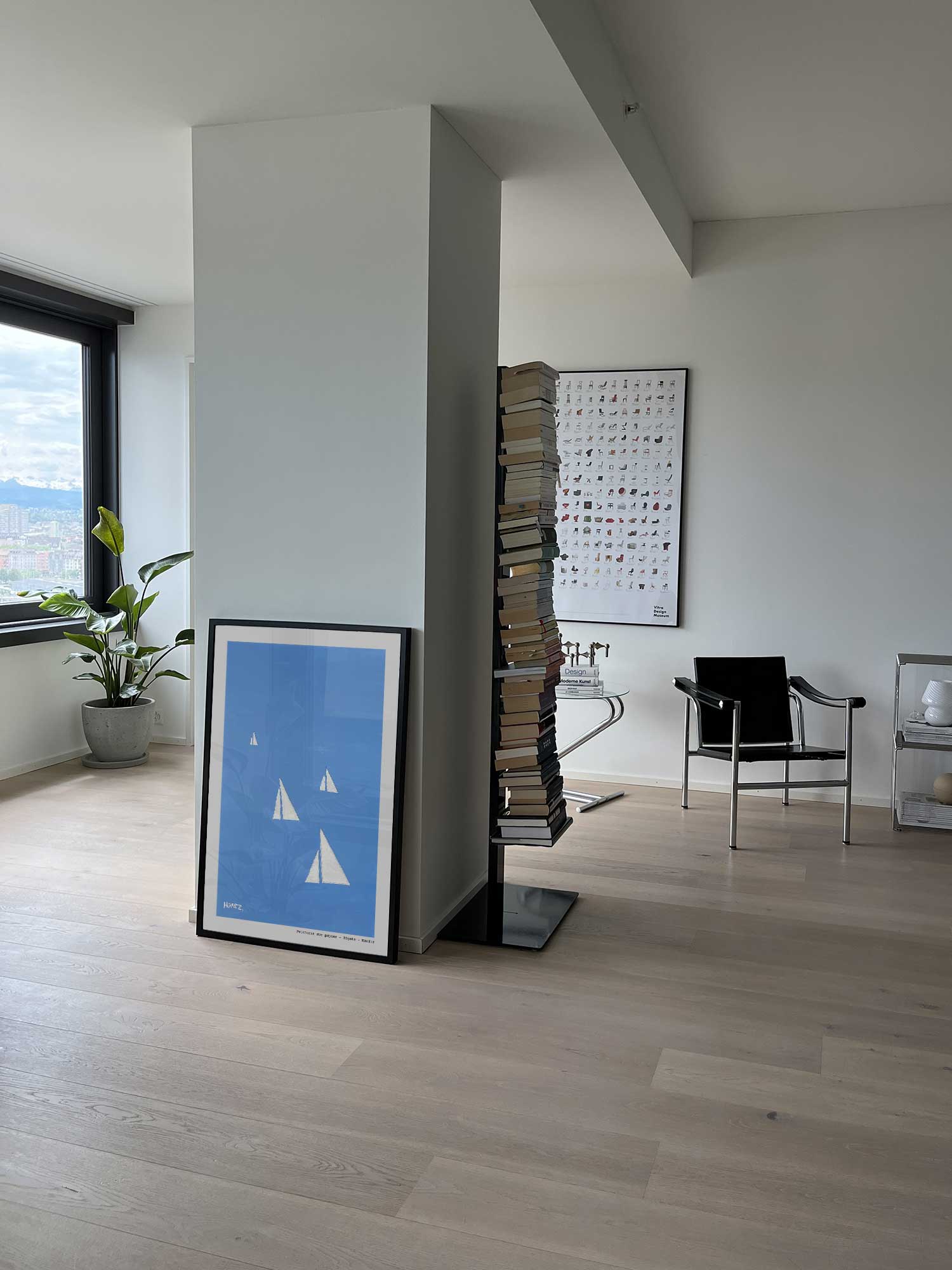 Affiche Régate de Haritz posée au sol dans un salon moderne et lumineux.