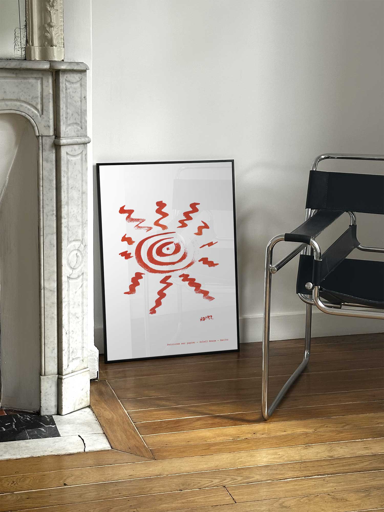 Affiche Soleil rouge de Haritz posée près d'une cheminée en marbre avec chaise design dans un salon d'appartement parisien.