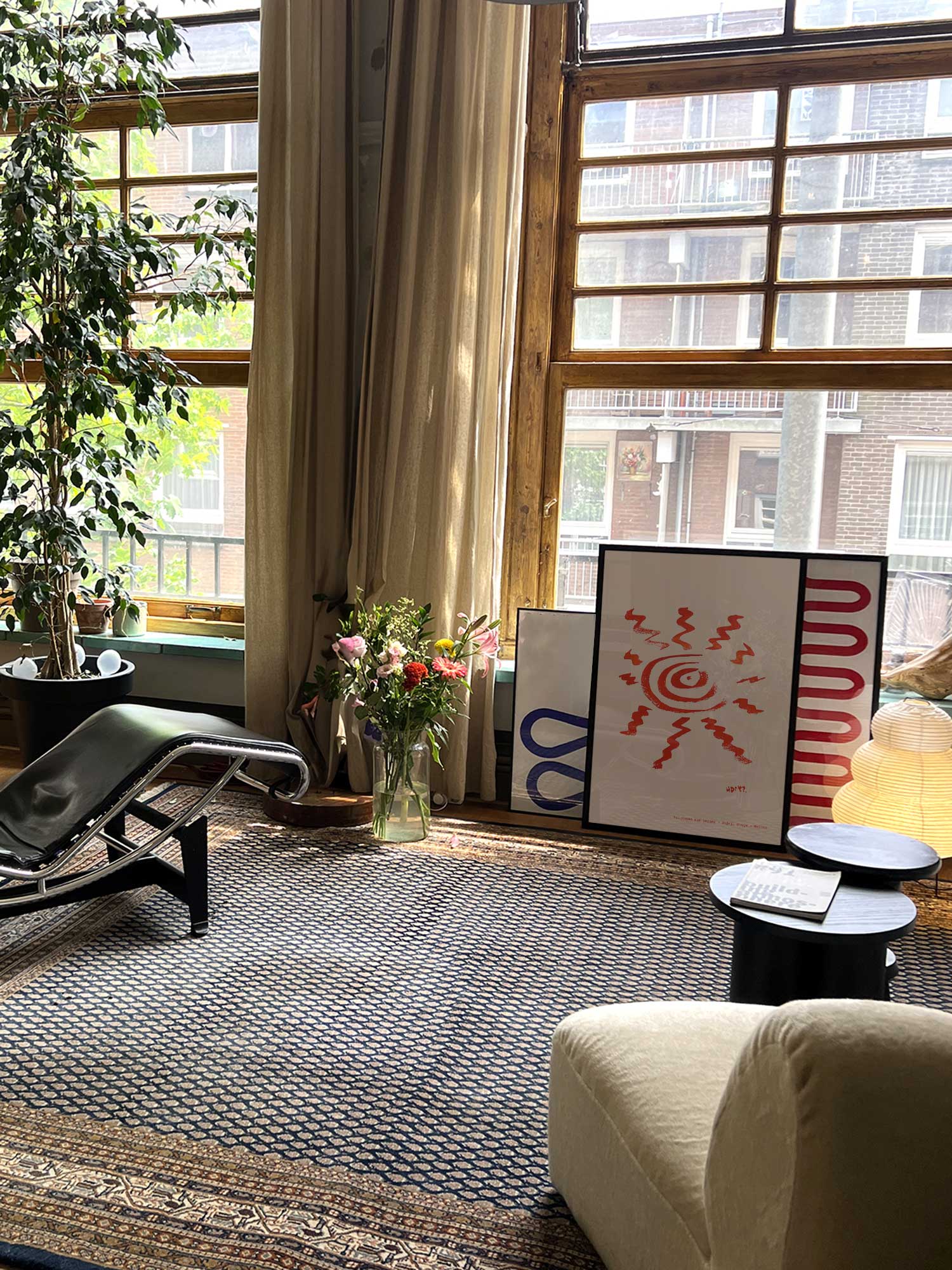 Affiche Soleil rouge de Haritz dans un salon avec grandes fenêtres et mobilier design.