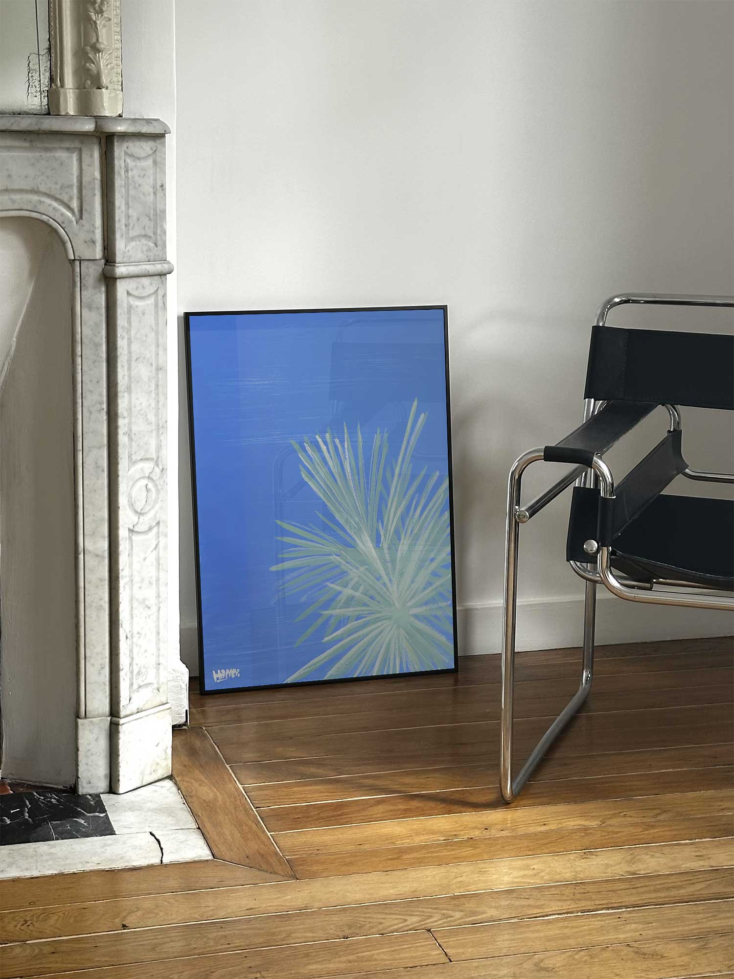 Affiche Yucca de Haritz posée près d'une cheminée en marbre avec chaise design dans un salon d'appartement parisien.
