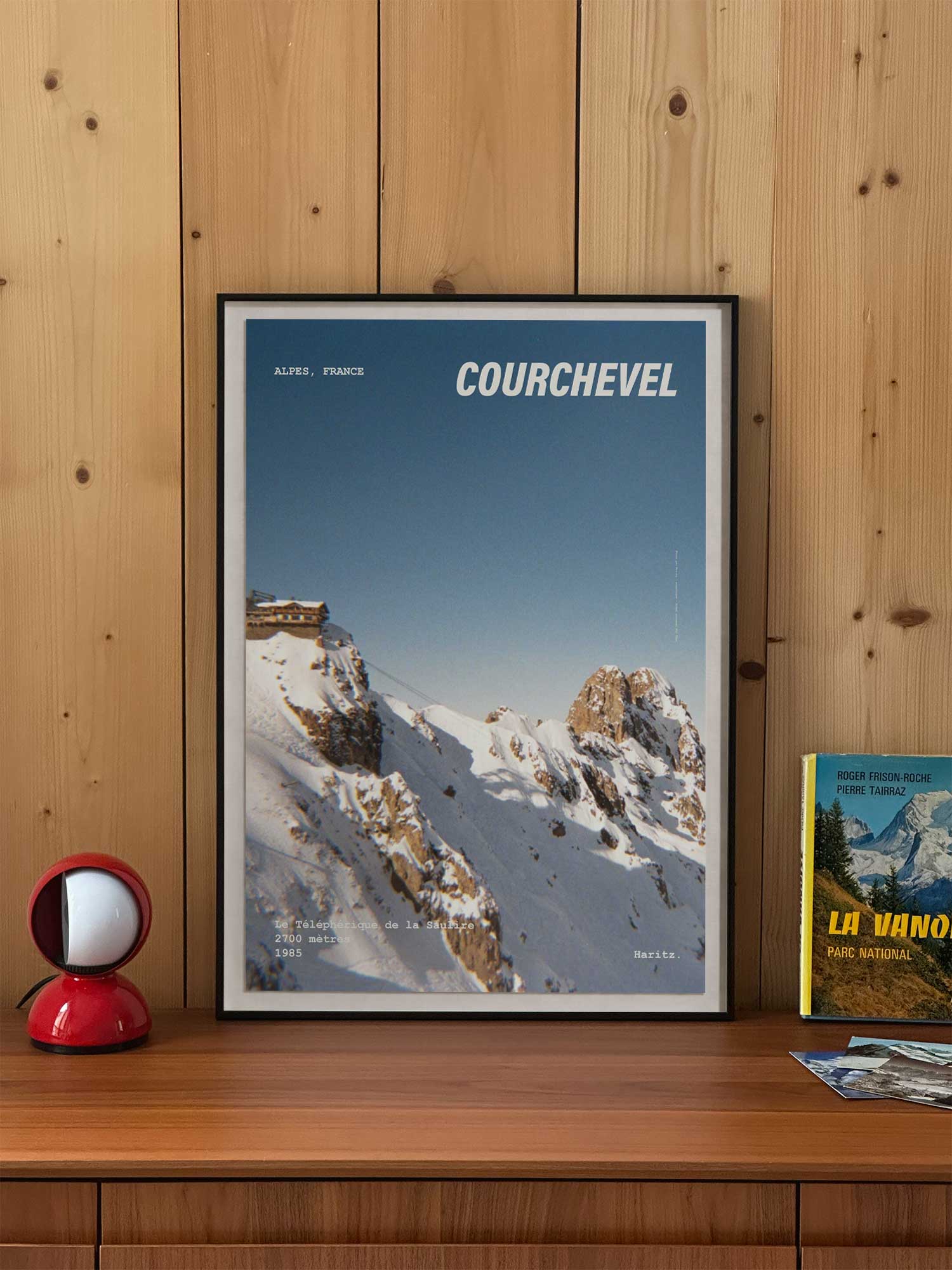 Affiche Courchevel vintage encadrée posée sur meuble en bois — téléphérique de la Saulire 2700 mètres 1985, photographie argentique Haritz