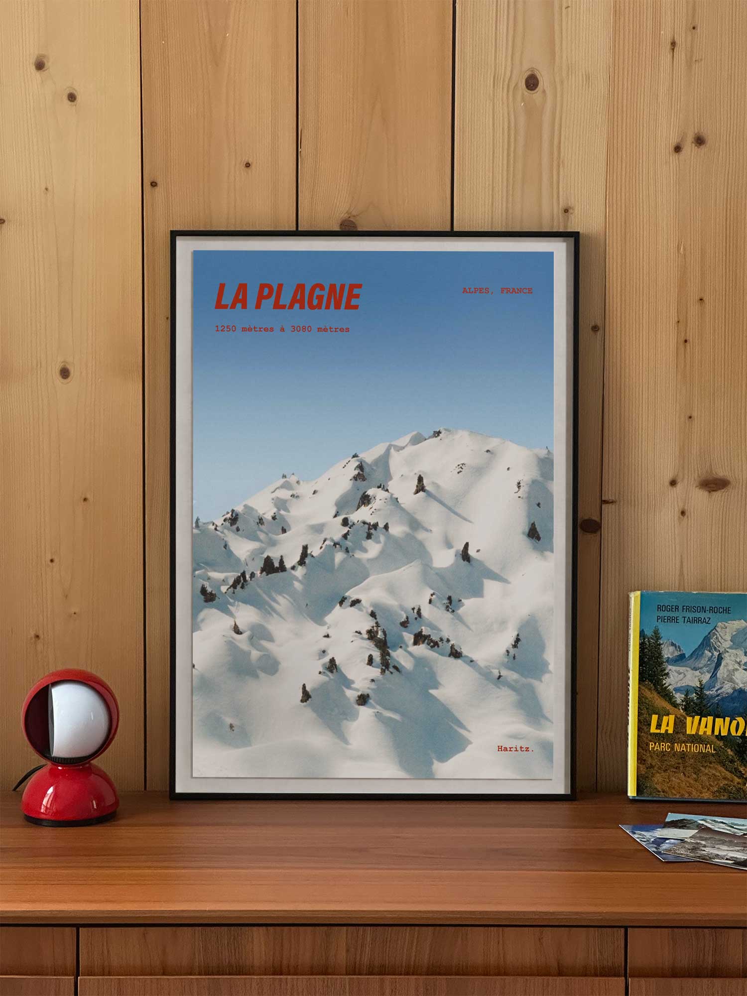 Affiche La Plagne vintage encadrée posée sur meuble en bois — sommets enneigés du domaine entre 1250 et 3080 mètres, photographie argentique Haritz