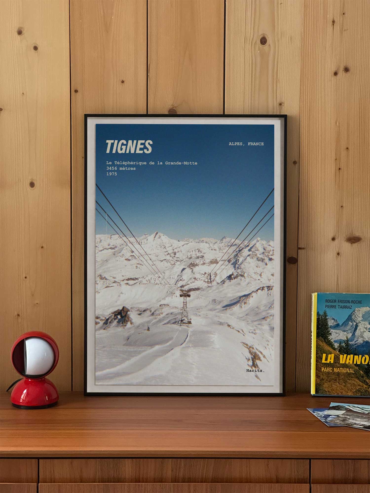 Affiche Tignes vintage encadrée posée sur meuble en bois — téléphérique de la Grande-Motte 3456 mètres 1975, photographie argentique Haritz