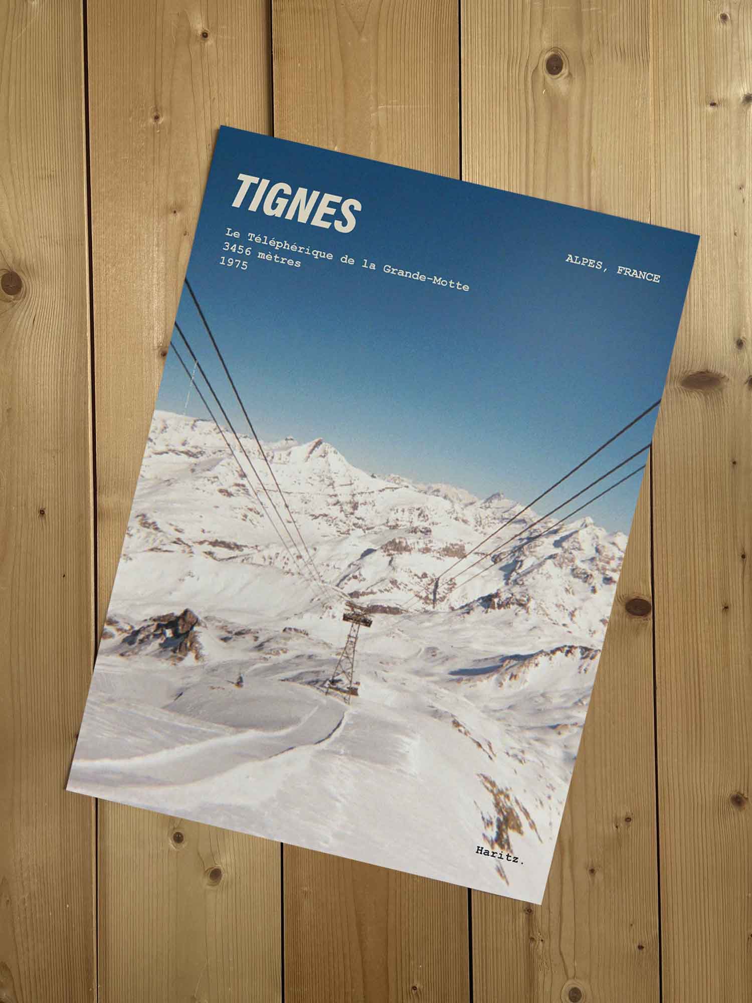 Affiche Tignes vintage sans cadre posée sur parquet bois — téléphérique de la Grande-Motte 3456 mètres vu depuis la cabine, photographie argentique Haritz