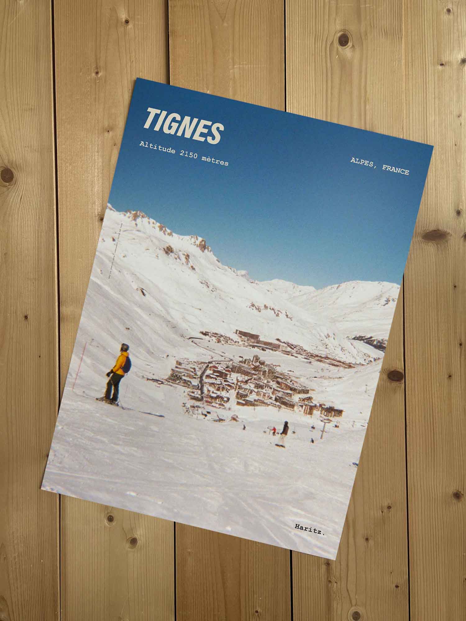 Affiche Tignes vintage sans cadre posée sur parquet bois — vue panoramique sur le village de Tignes 2150 mètres, photographie argentique Haritz
