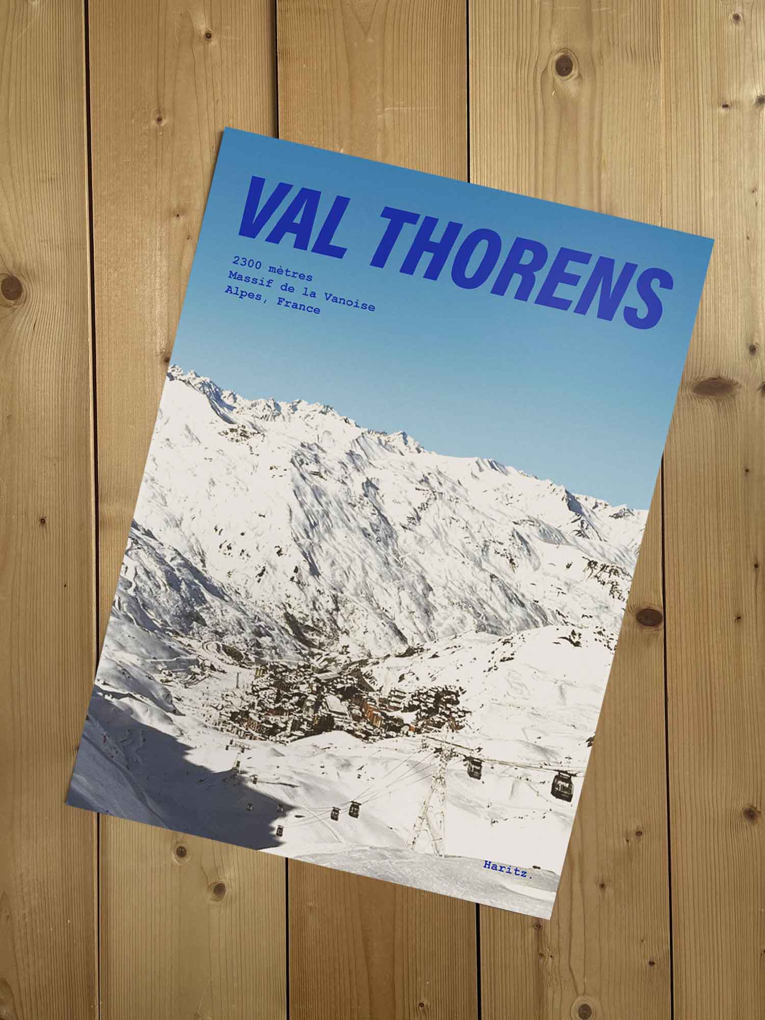 Affiche Val Thorens vintage sans cadre posée sur parquet bois — village à 2300 mètres au pied du massif de la Vanoise, photographie argentique Haritz