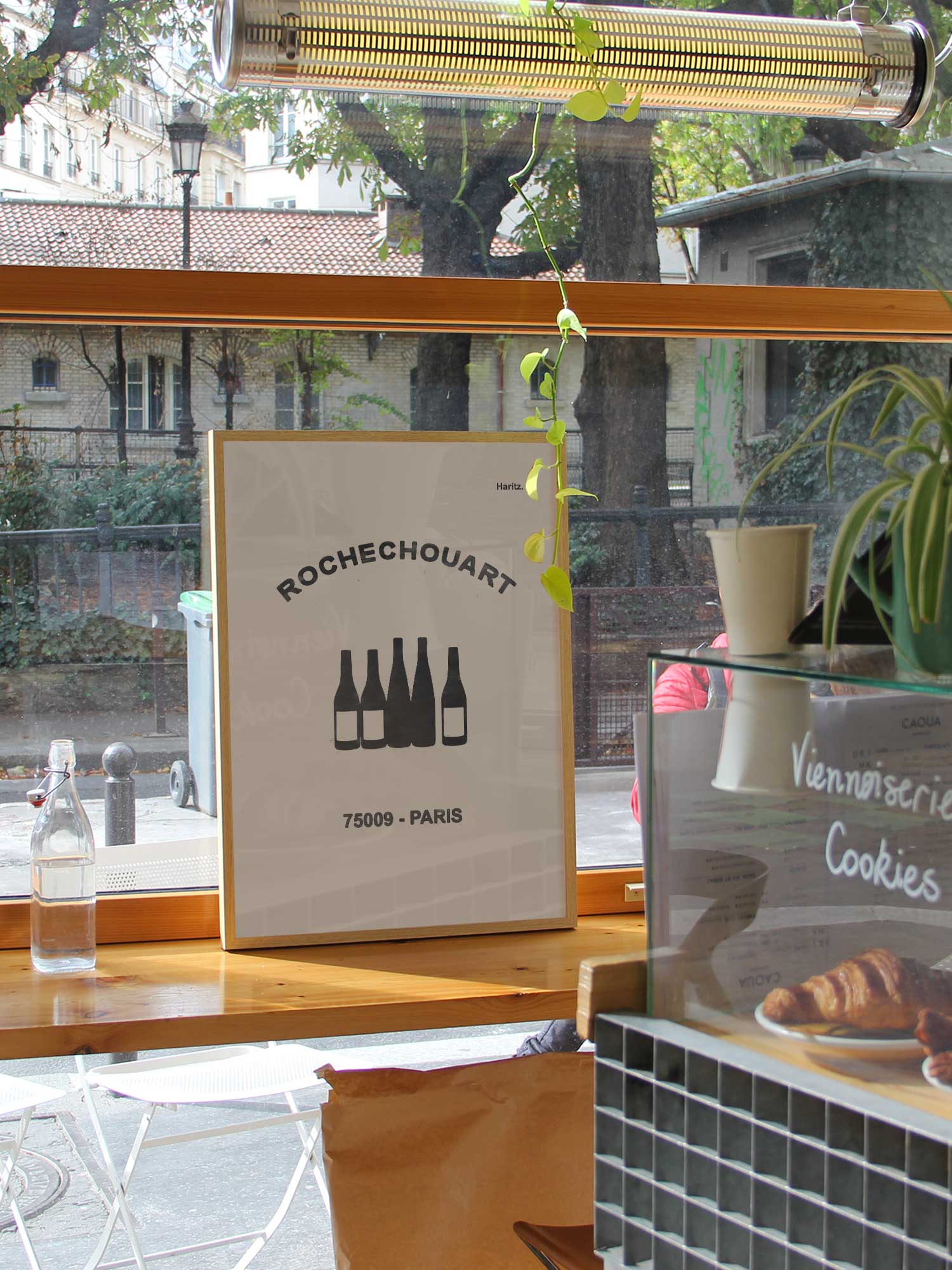 Affiche  Rochechouart de Haritz dans un coffee shop parisien branché et lumineux avec vue sur rue.