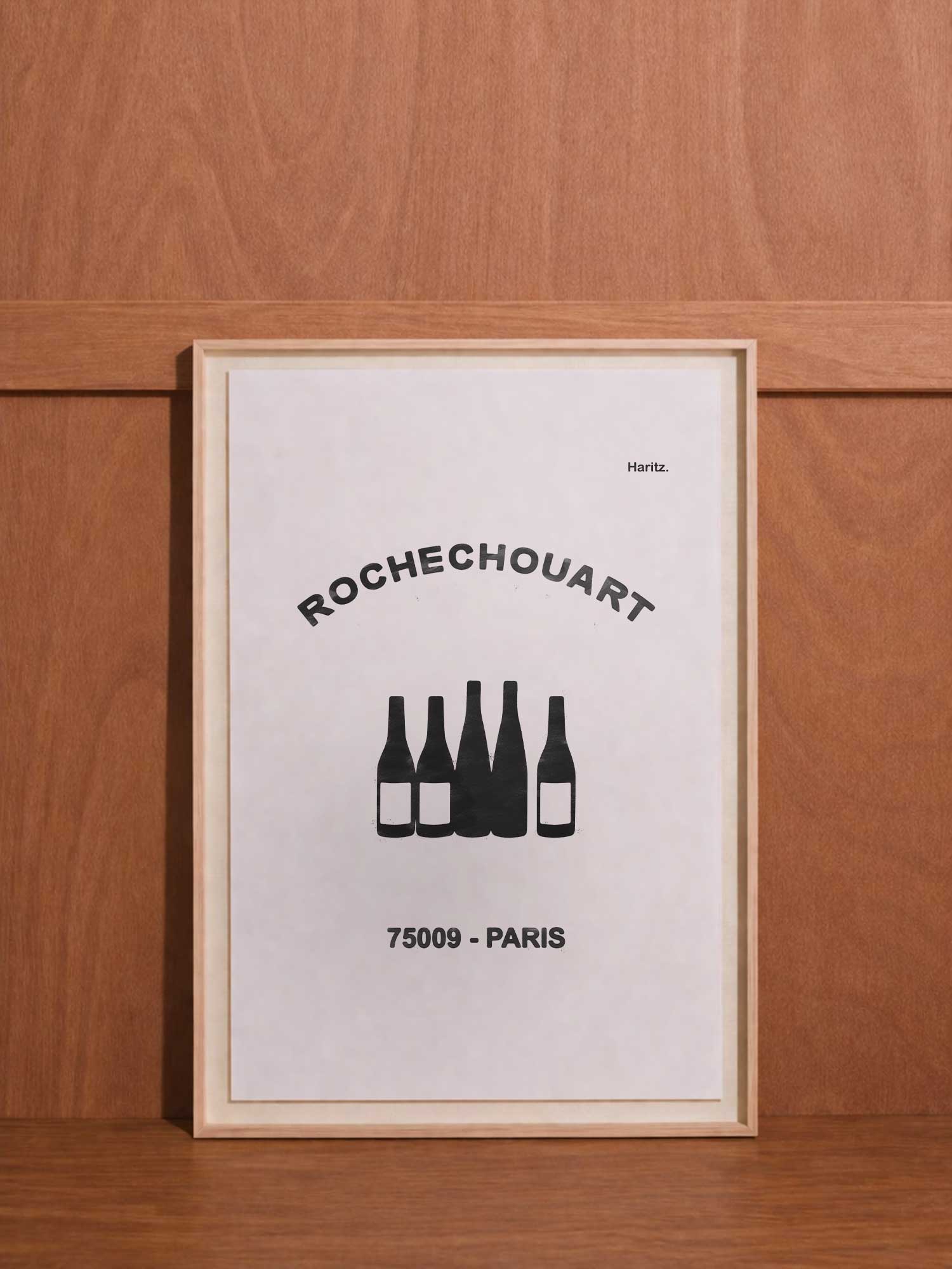 Affiche contemporaine de décoration Haritz "Rochechouart 75009 Paris" - illustration minimaliste de bouteilles de vin noires, design graphique quartier parisien, cadre bois naturel