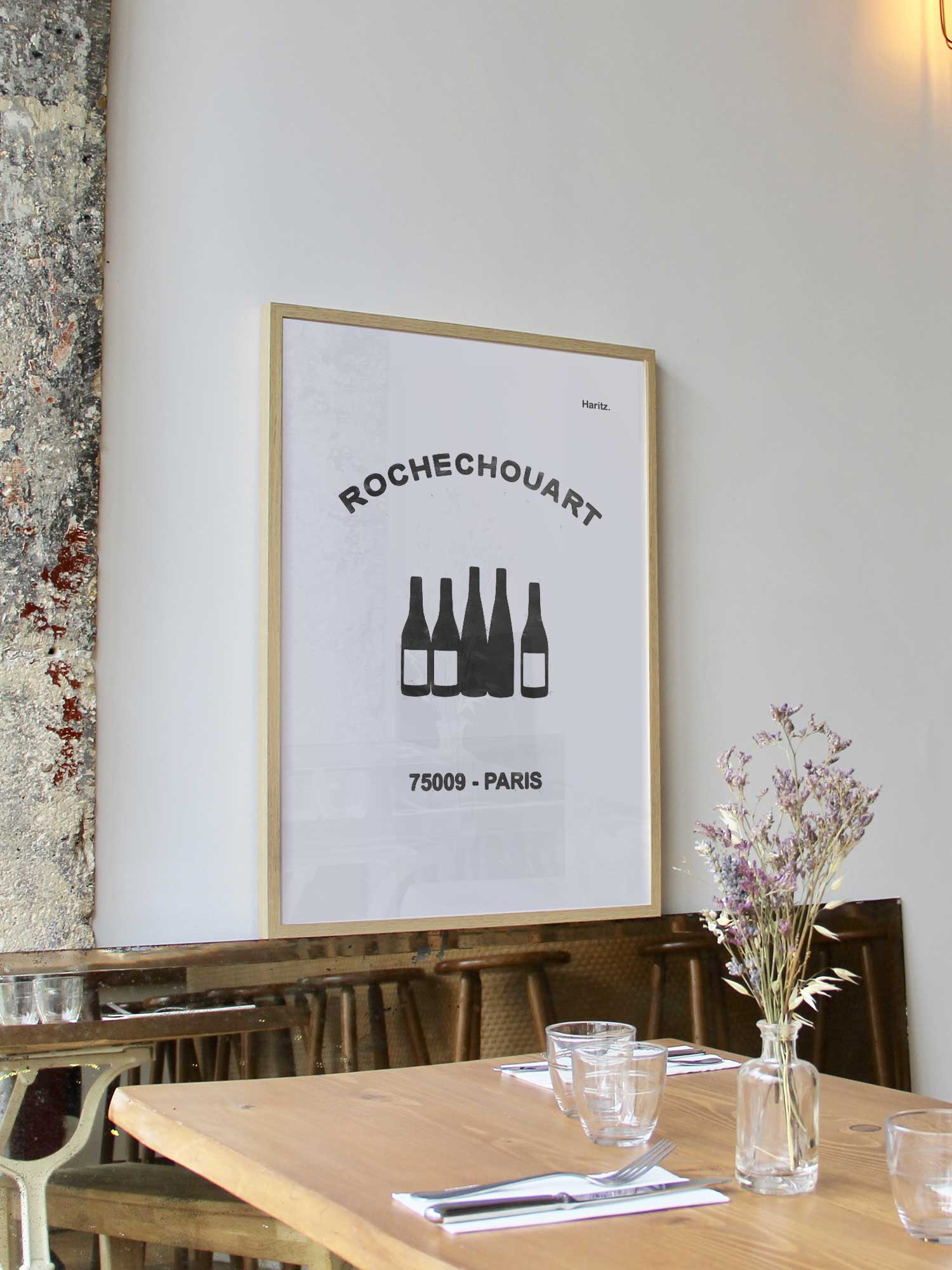 Affiche Rochechouart de Haritz encadrée dans un restaurant bistrot parisien au style minimaliste et branché.