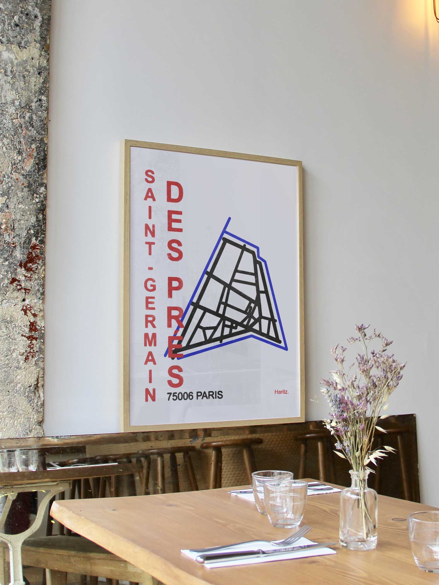 Affiche Saint Germain des Près de Haritz encadrée dans un restaurant bistrot parisien au style minimaliste et branché.