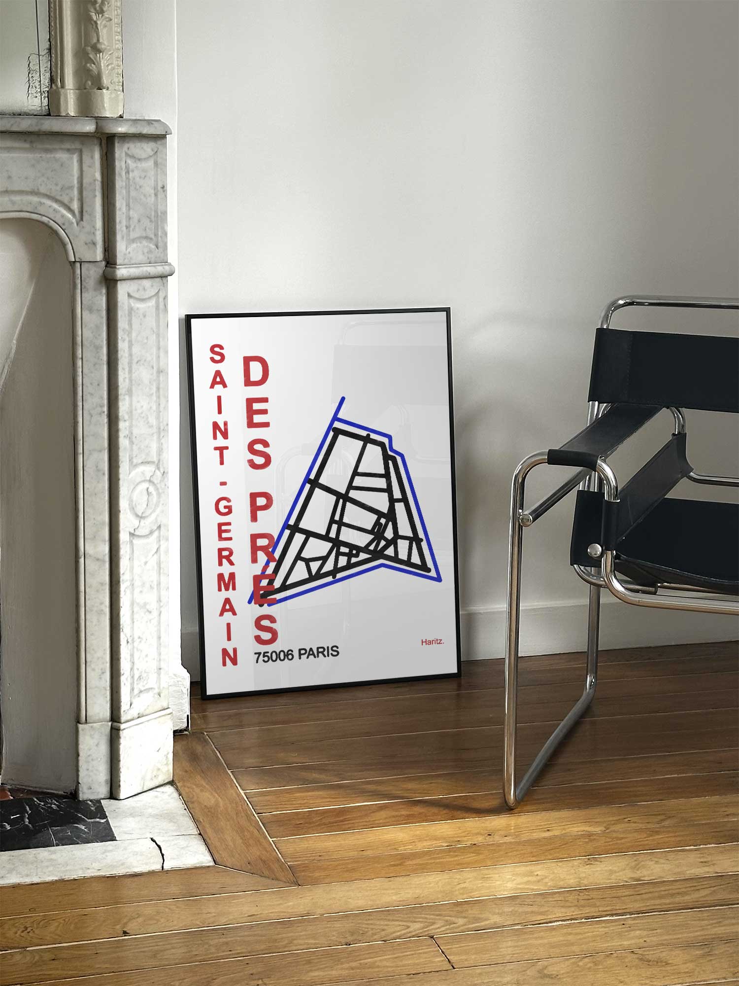 Affiche Saint Germain des Près de Haritz posée près d'une cheminée en marbre avec chaise design dans un salon d'appartement parisien.