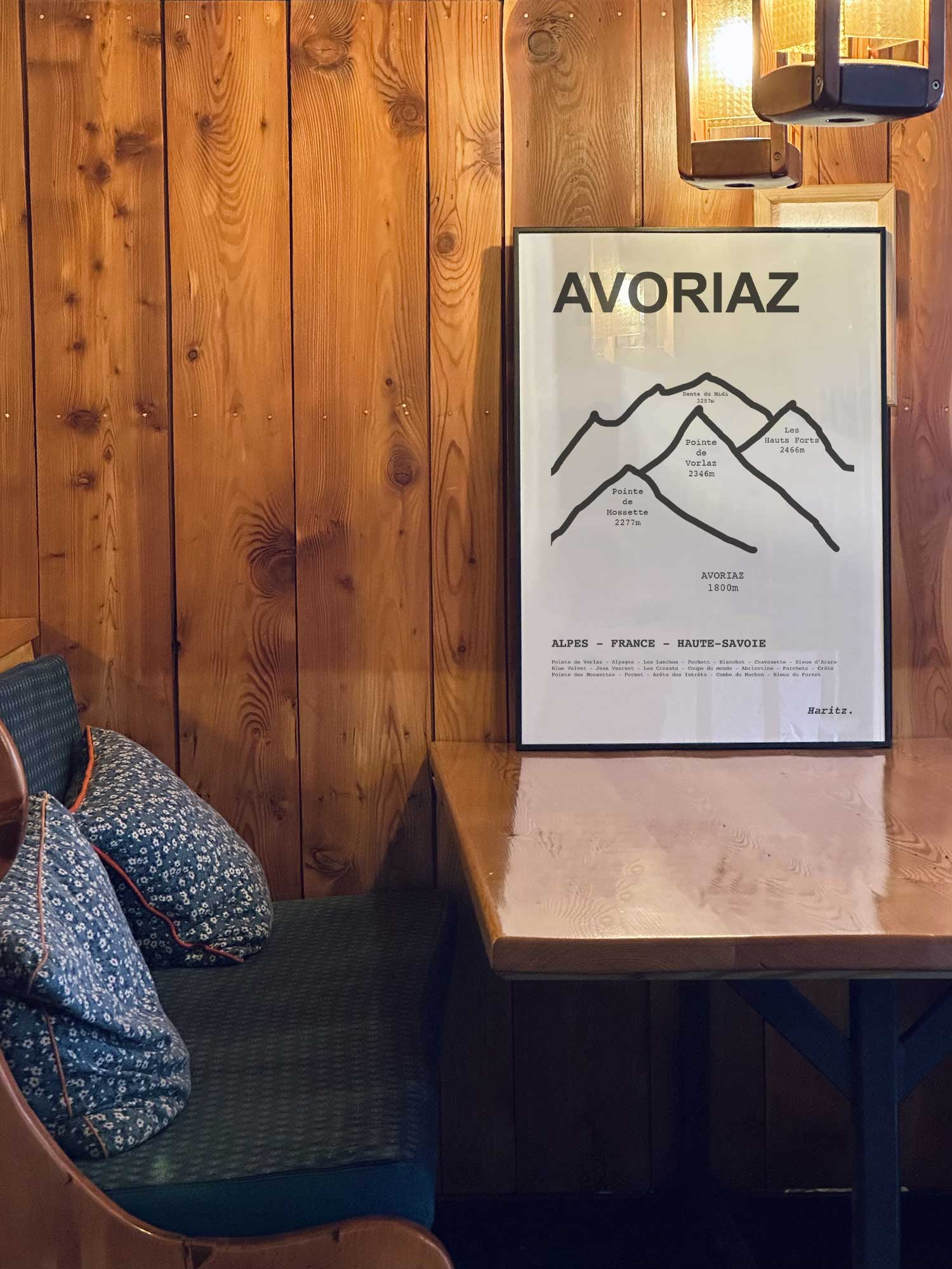 Affiche Avoriaz des sommets topographiques encadrée dans un restaurant de montagne en bois avec ambiance chalet chaleureuse, décoration murale signée Haritz.