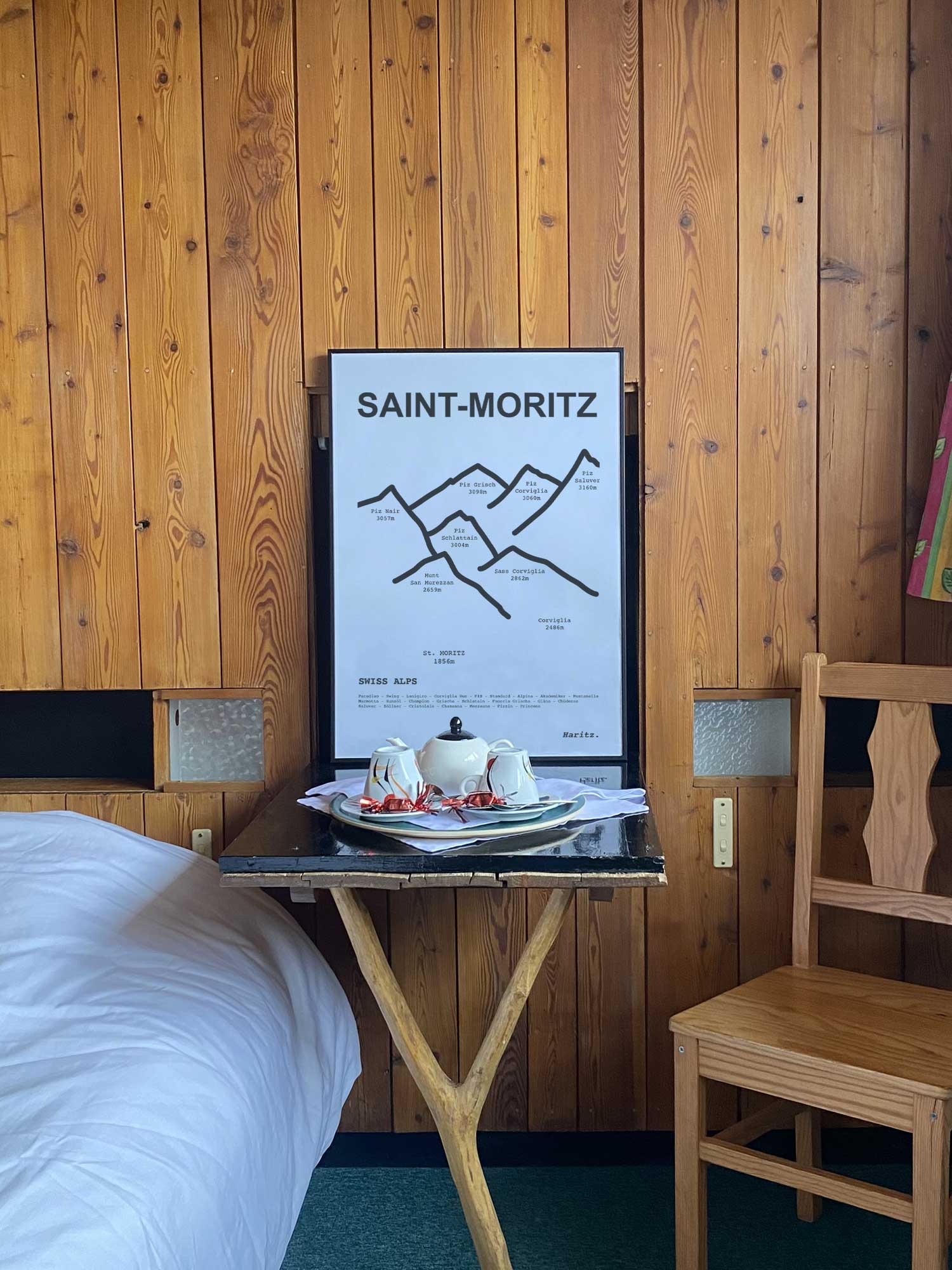 Affiche Saint-Moritz du tracé des sommets encadrée dans une chambre d’hôtel de montagne en bois, décoration murale style chalet par Haritz.