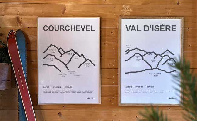 Affiches de courhevel et de Val d'isère sur un mur en bois dans un décor de chalet de montagne par Haritz