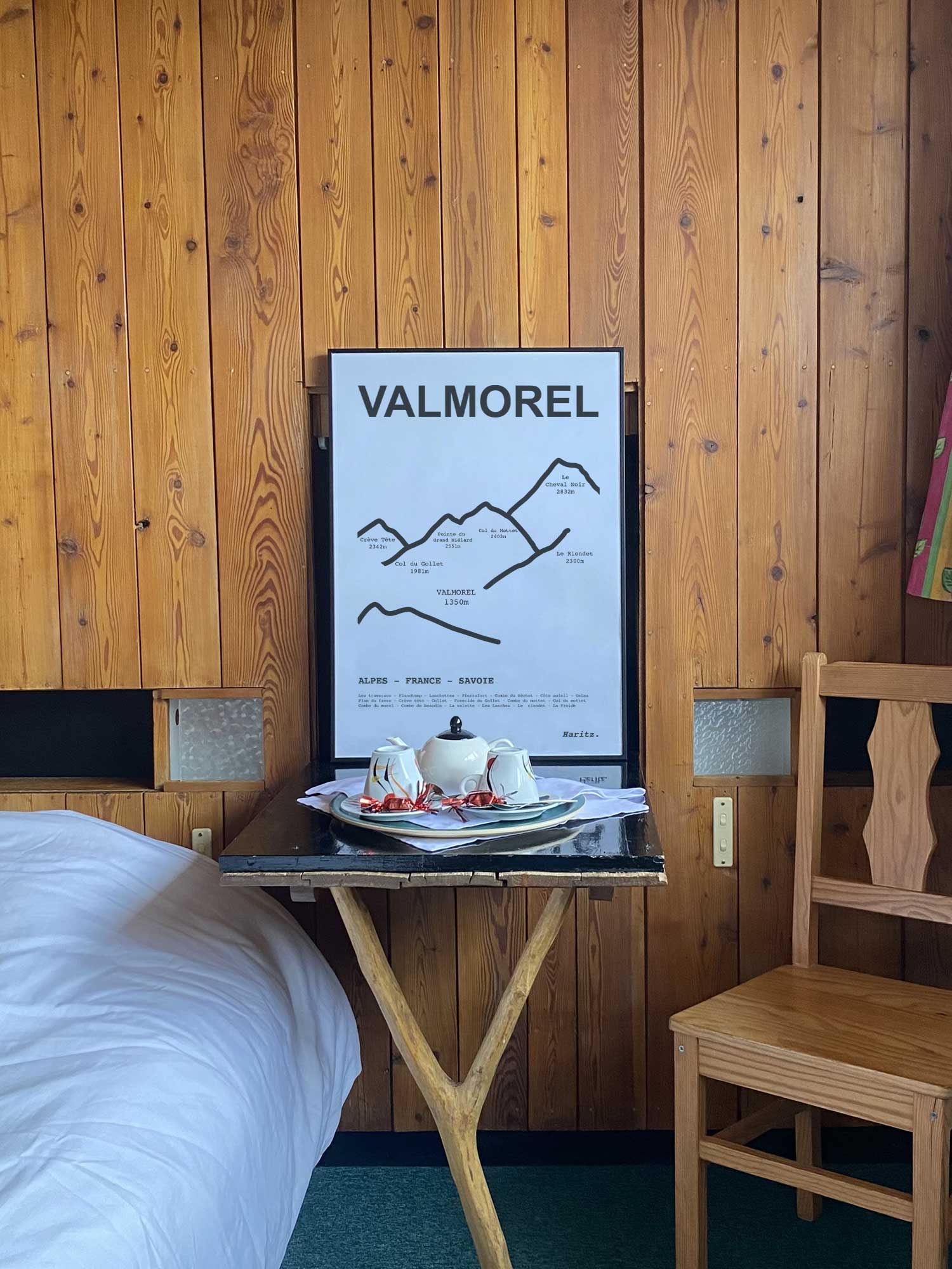 Affiche Valmorel du tracé des sommets encadrée dans une chambre d’hôtel de montagne en bois, décoration murale style chalet par Haritz.