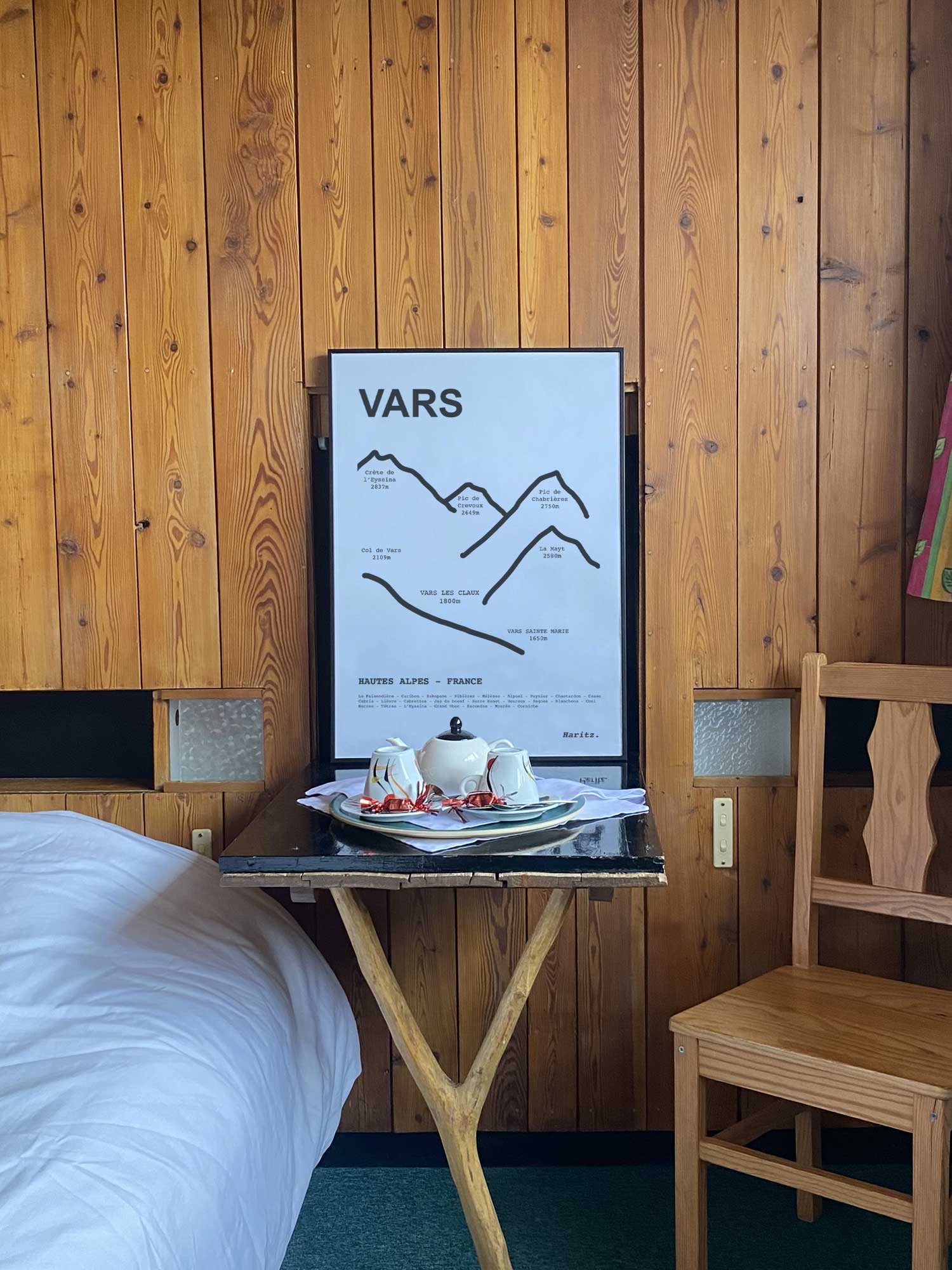 Affiche Vars du tracé des sommets encadrée dans une chambre d’hôtel de montagne en bois, décoration murale style chalet par Haritz.