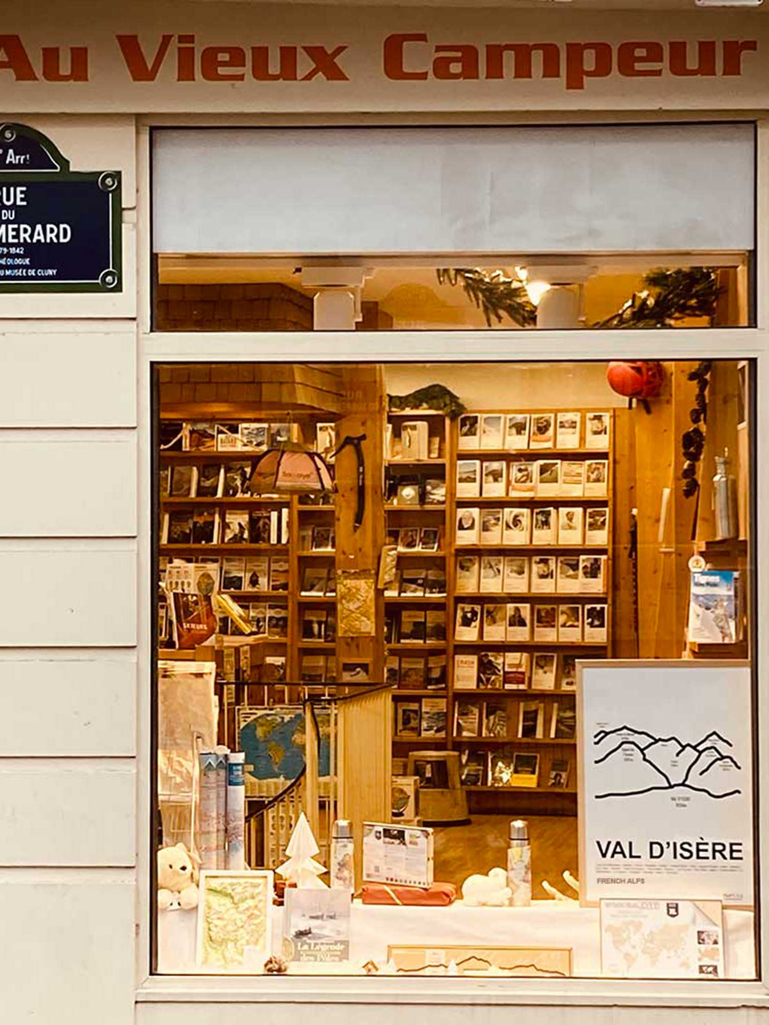 Affiche des sommets de montagne Haritz exposée en vitrine chez Au Vieux Campeur à Paris, décoration murale alpine.