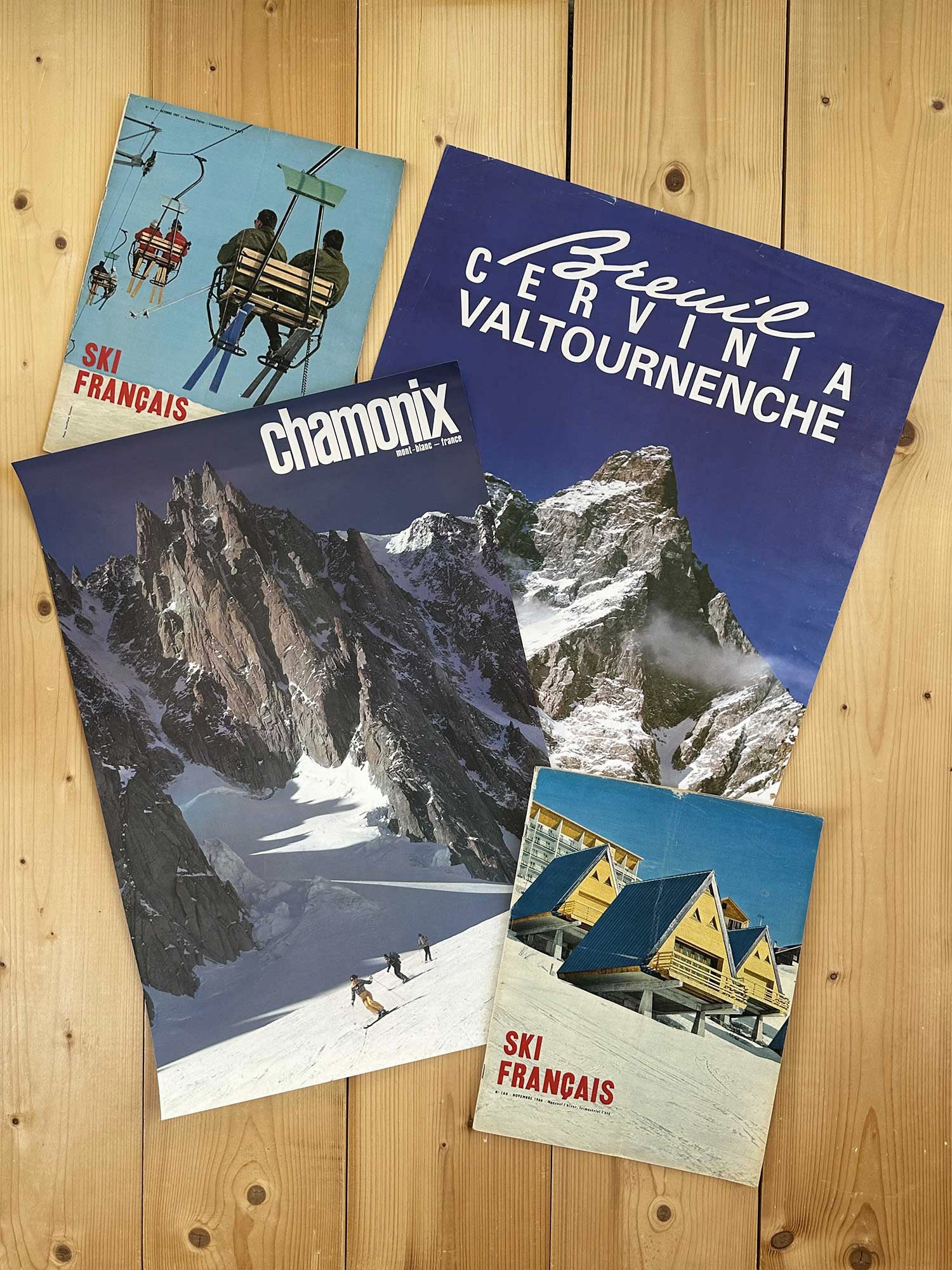 Photo représentant la collections d'affiches de ski vintages originales de la marque Haritz. Des affiches des années 60 à 80 dans un style vintage. Exemplaires originaux.