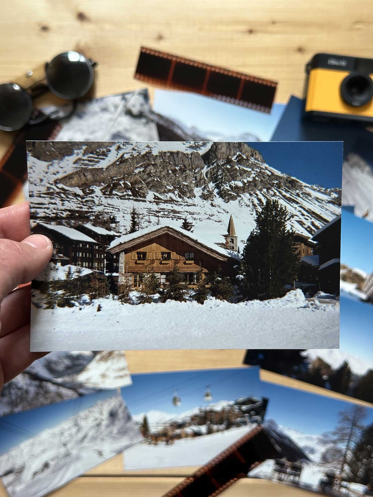 Photographie argentique Haritz  du village de Val d'Isère en hiver, avec un chalet et le clocher du village