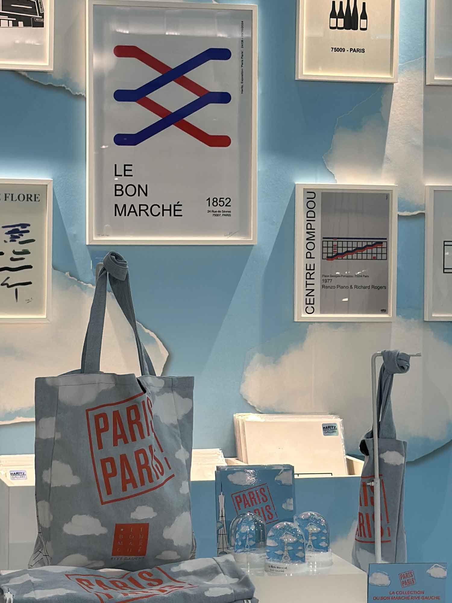 Stand Haritz Collections au Bon Marché Rive Gauche à Paris — affiches Le Bon Marché, Centre Pompidou, collection Paris et tote bags exposés lors de l'événement de la rentrée