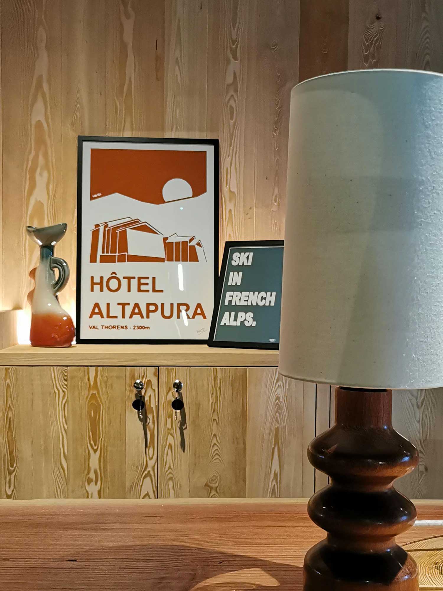Affiche Hôtel Altapura Val Thorens par Haritz dans un intérieur de chalet en bois — décoration montagne contemporaine