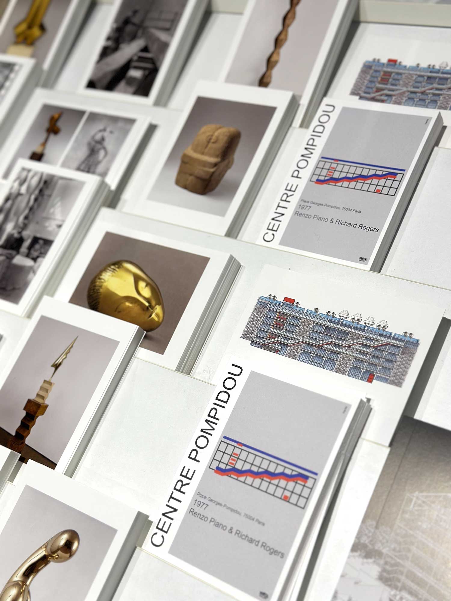 Affiches du Centre Pompidou par Haritz exposées dans la boutique du musée à Paris — dessin architectural de la façade du musée