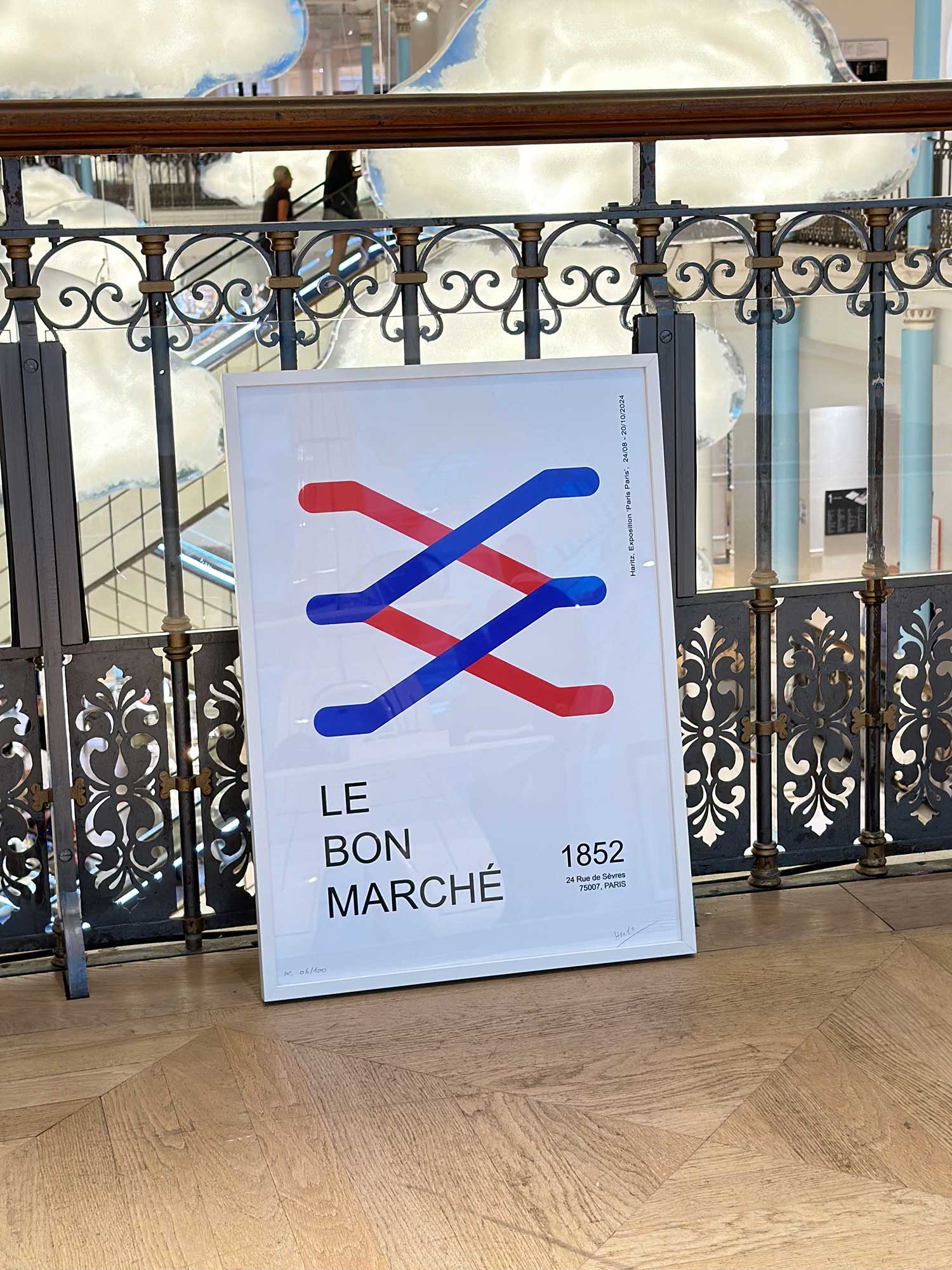 Affiche Le Bon Marché par Haritz — édition limitée numérotée exposée dans le grand magasin parisien LVMH