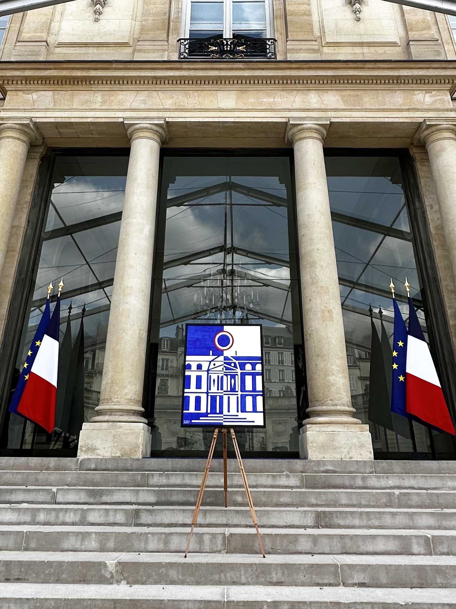 Tableau original de l'artiste Haritz exposé dans la cour d'honneur du Palais de l'Élysée entre les drapeaux français et européen